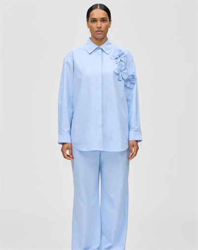 Stine Goya - Floral Skjorte - Brunnera Blue